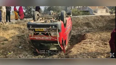 Giridih News :स्कूलों के वाहन चालक उड़ा रहे नियमों की धज्जियां