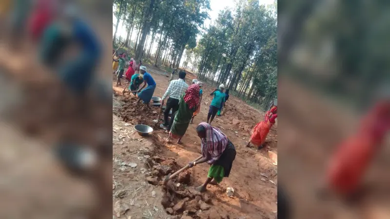 Giridih News :आपसी सहयोग व श्रमदान से ग्रामीण बना रहे कच्ची सड़क