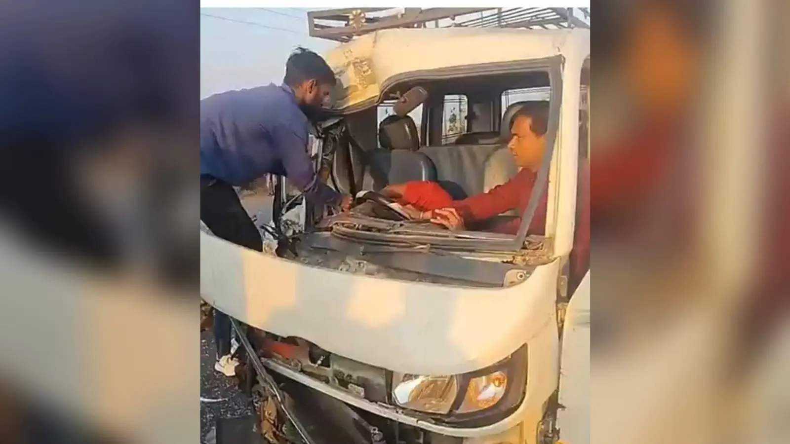 Seraikela Kharasawan News : खड़े ट्रक से टकरायी सवारी गाड़ी, तीन साल की बच्ची समेत तीन लोग घायल