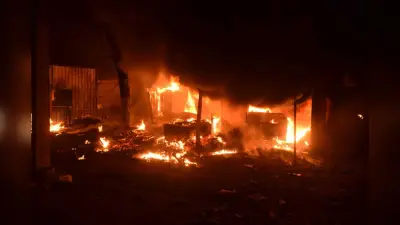 Dhanbad News: स्टील गेट सब्जी मार्केट में लगी भीषण आग, दर्जन भर दुकानें खाक