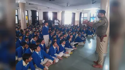 छात्रों को साइबर ठगी व सुरक्षा संबंधी दी गयी जानकारी