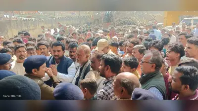 गलत तरीके से केस में फंसाने का आरोप लगा सैकड़ों लोग गिरफ्तारी देने पहुंचे थाने