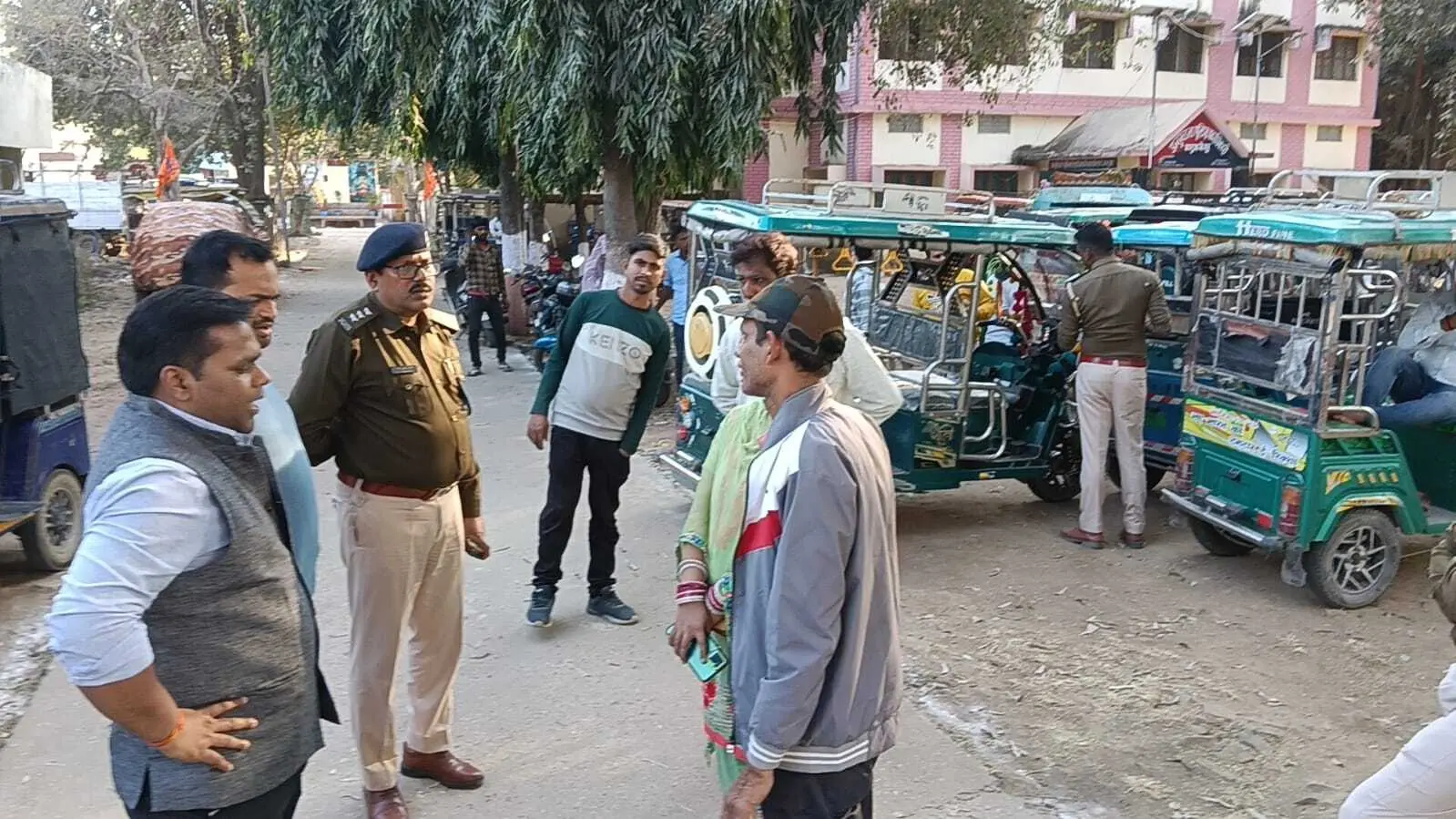 विशेष जांच अभियान में 50 इ-रिक्शे किये जब्त