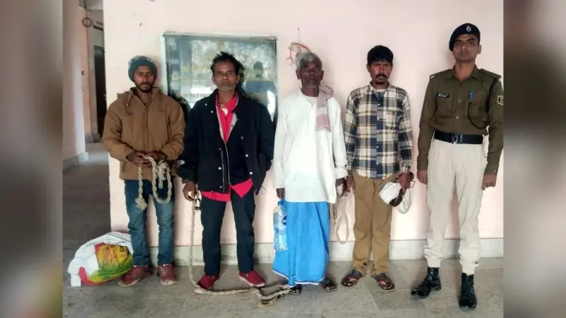 बाइक पर सवार 15 लीटर देसी शराब के साथ तस्कर व तीन शराबी गिरफ्तार