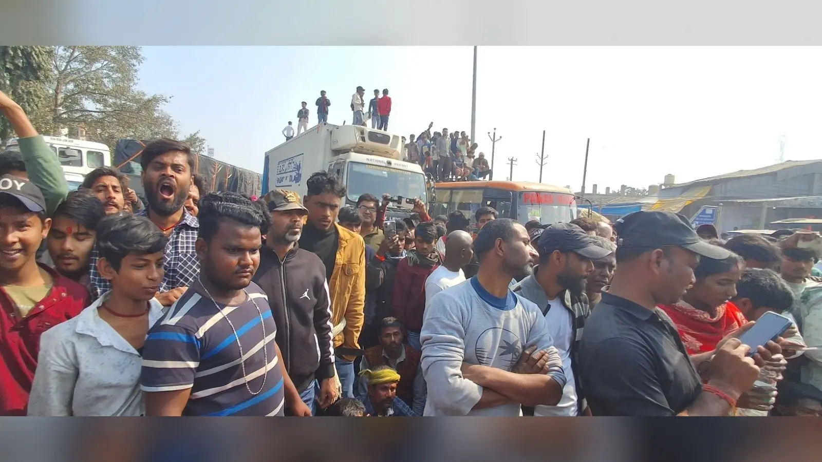 आग प्रभावित दुकानदारों ने किया एनएच 31 जाम, हजारों वाहन फंसे