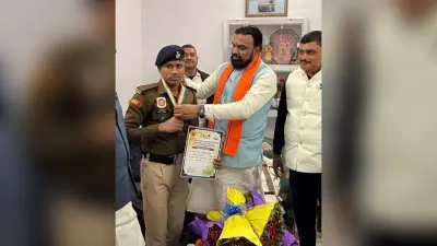 कांस्य पदक विजेता अग्निशमन जवान को उपमुख्यमंत्री ने किया सम्मानित