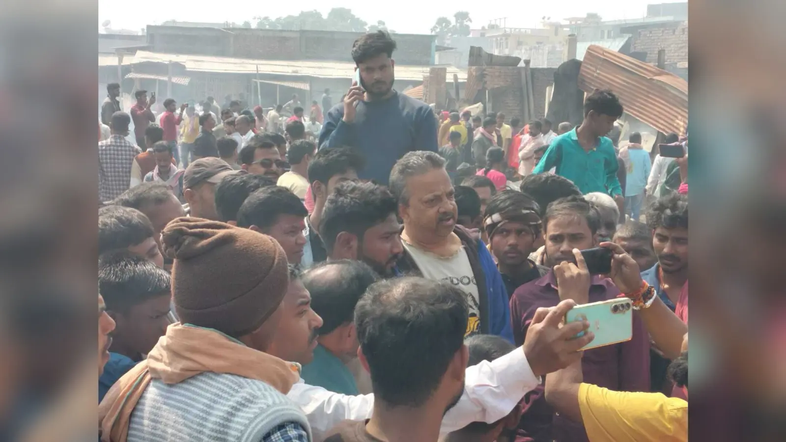 हाट मालिक ने दुकानदारों को दिया भरोसा