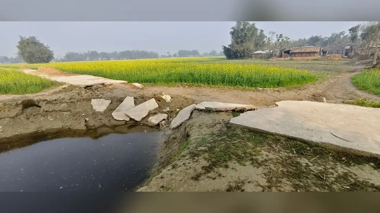 बाढ में क्षतिग्रस्त सड़क का नहीं किया गया मरम्मतिकरण, ग्रामीणों में आक्रोश
