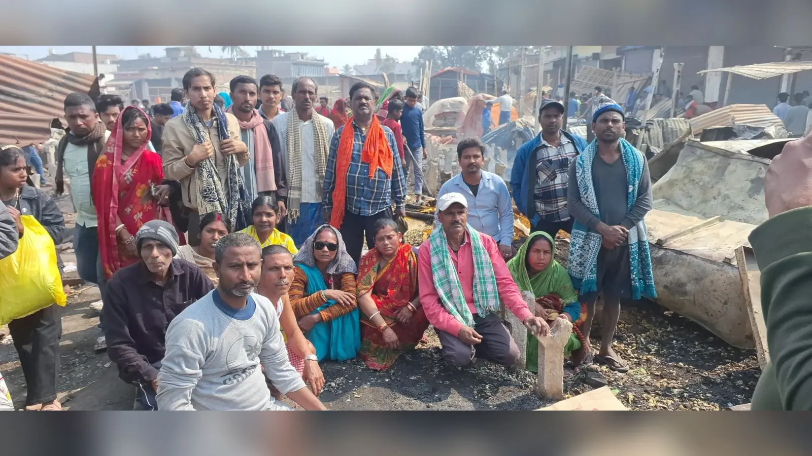 हाट के दुकानों के जलने से करोड़ों की क्षति, बेरोजगार हो गये सैकड़ों लोग