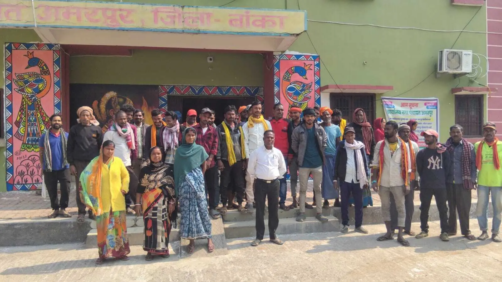 मजदूरी भुगतान की मांग को ले नपं कार्यालय में सफाई कर्मियों ने किया प्रदर्शन