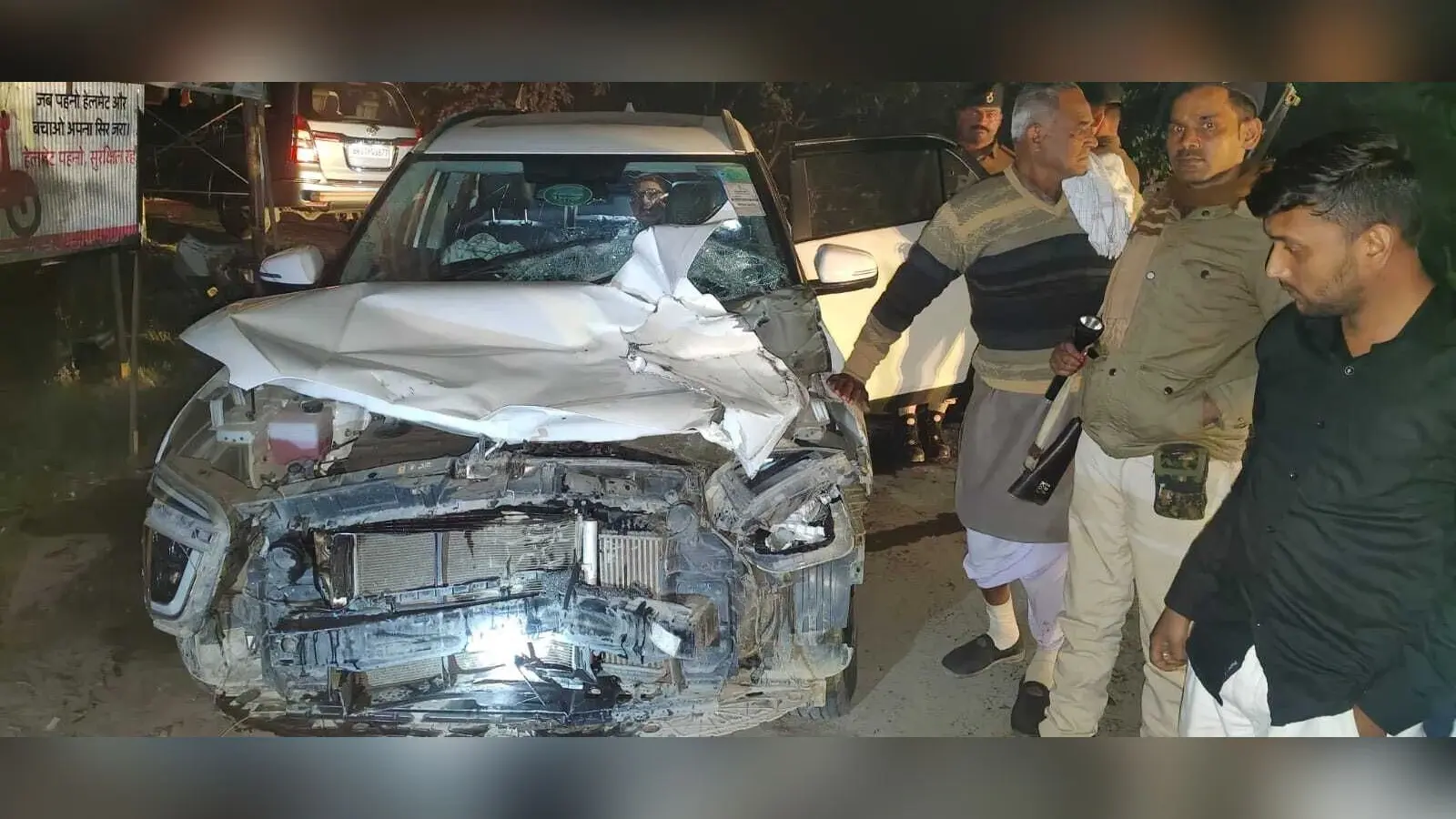 एनएच 31 पर बिहारीगंज विधायक की कार व ट्रैक्टर में हुई टक्कर