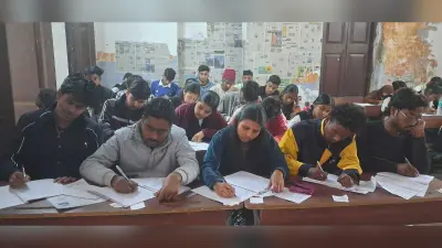 लीड : एक बेंच पर पांच परीक्षार्थी, सभी पास-पास