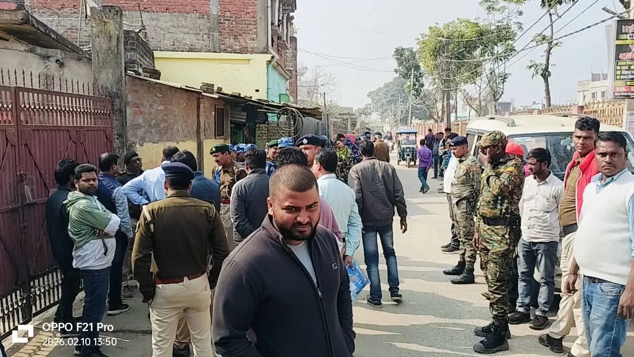 डेढ़ करोड़ के लोन पर डिफॉल्ट, पुलिस मौजूदगी में व्यवसायी का घर सील