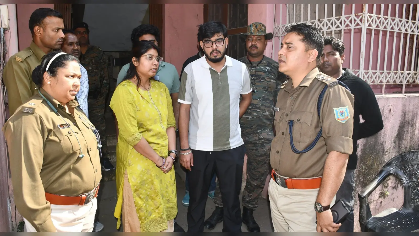 Bokaro News: एलआइसीकर्मी के बंद घर से 35 लाख के जेवरात व 60 हजार कैश की चोरी