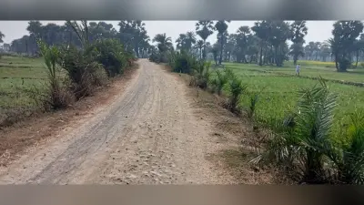 फुलबड़िया पंचायत में जर्जर सड़क से लोगों का मुश्किल भरा सफर
