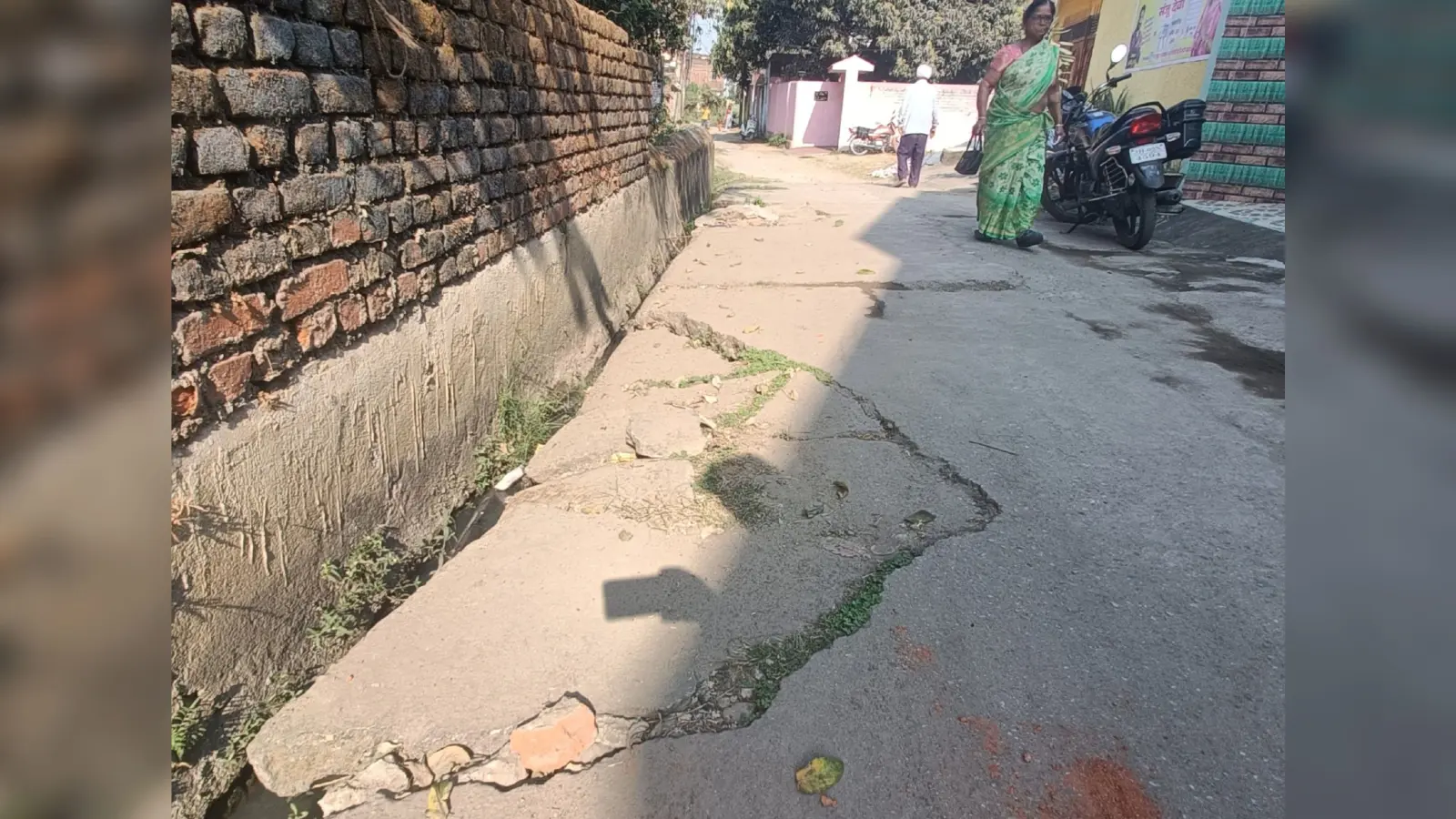 Bokaro News: सड़कें हो गयी हैं जर्जर, कई जगह नहीं बनायी गयी नाली