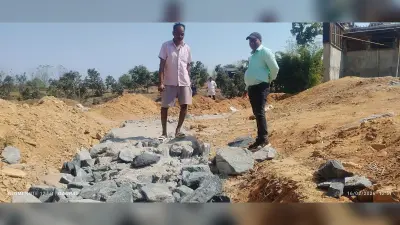 Giridh news :जमुनिया नदी पर गार्डवाल निर्माण में अनियमिता का आरोप, बंद कराया काम