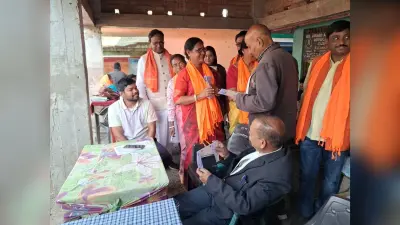 चुनाव : कोर्ट परिसर में अध्यक्ष पद की प्रत्याशी ने किया जनसंपर्क