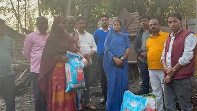 अग्नि पीड़ितों के बीच जनप्रतिनिधियों ने पहुंचकर बांटी राहत सामग्री