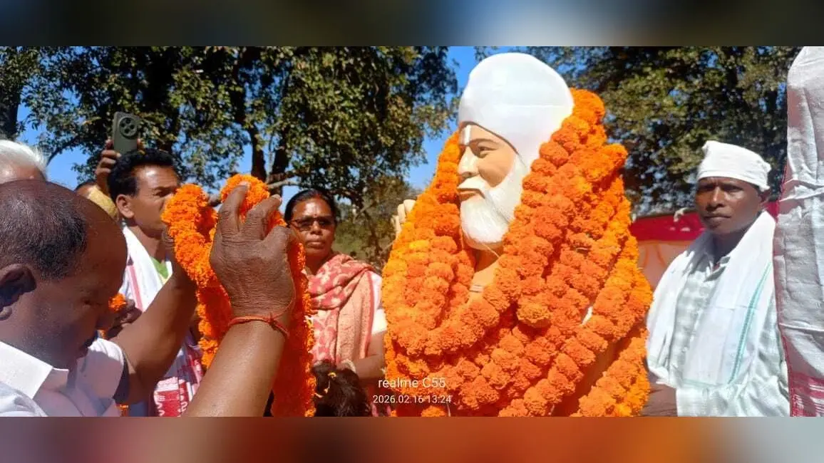 भगवान बिरसा मुंडा के गुरु आनंद स्वांसी की प्रतिमा का अनावरण
