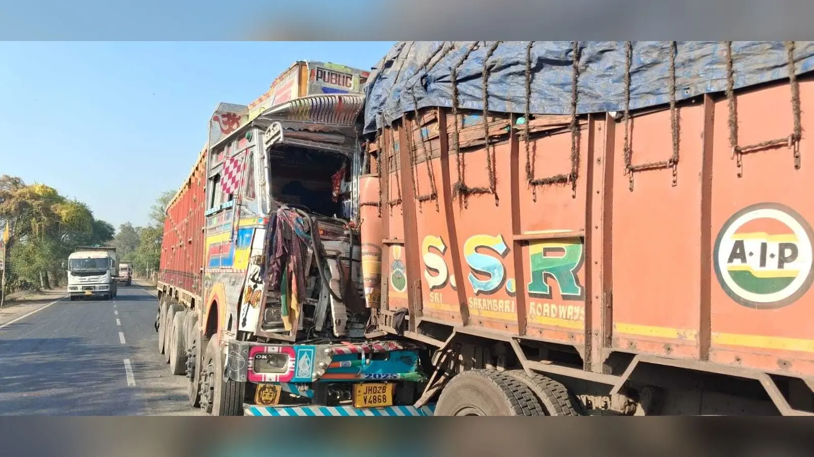 खड़े ट्रक में पीछे से आ रहे ट्रक ने मारी टक्कर, क्षतिग्रस्त