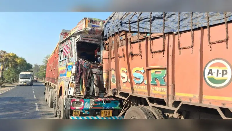 खड़े ट्रक में पीछे से आ रहे ट्रक ने मारी टक्कर, क्षतिग्रस्त