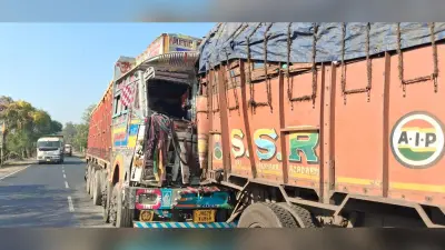 खड़े ट्रक में पीछे से आ रहे ट्रक ने मारी टक्कर, क्षतिग्रस्त