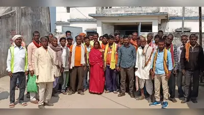 मानदेय नहीं मिलने पर स्वच्छता कर्मियों ने किया प्रखंड मुख्यालय का घेराव