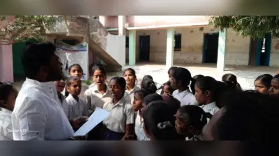 विद्यालय की समस्याओं को ले मुख्य पार्षद से मिले छात्र
