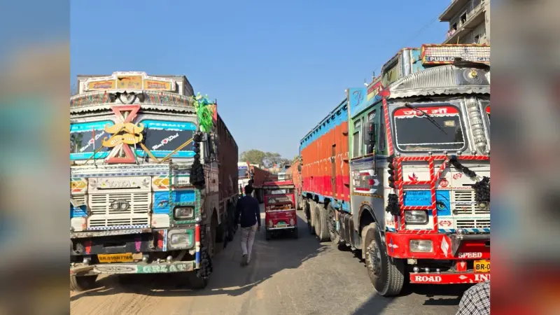 चांदी से आ रहे बालू लदे ट्रक कोईलवर में बन रहे परेशानी के सबब