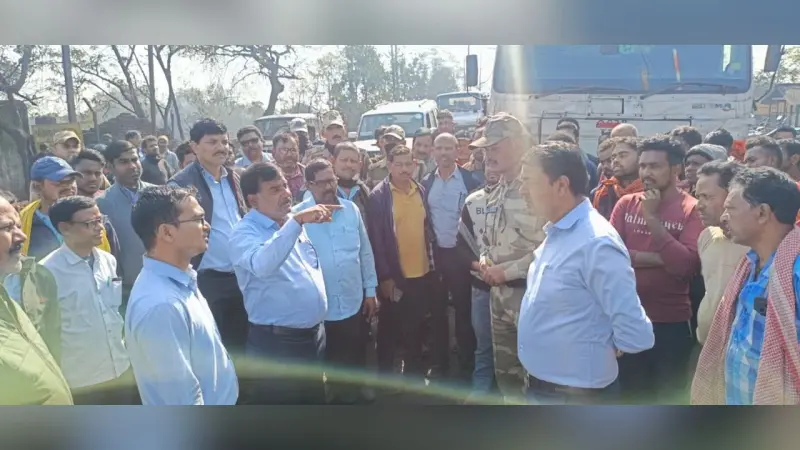 Dhanbad News: जाम की समस्या को लेकर फूटा लोगों का गुस्सा, मुराईडीह चेकपोस्ट पर ट्रांसपोर्टिंग की ठप