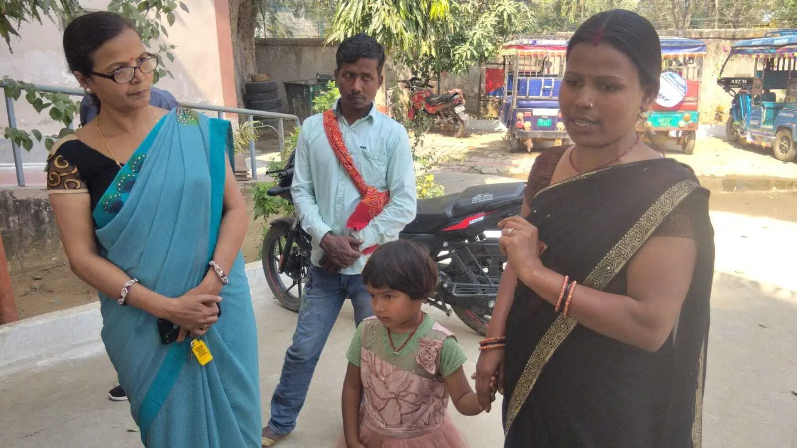 बच्चा चोरी के आरोप में ग्रामीणों ने महिला को पकड़ कर किया पुलिस के हवाले
