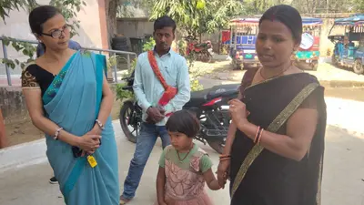 बच्चा चोरी के आरोप में ग्रामीणों ने महिला को पकड़ कर किया पुलिस के हवाले