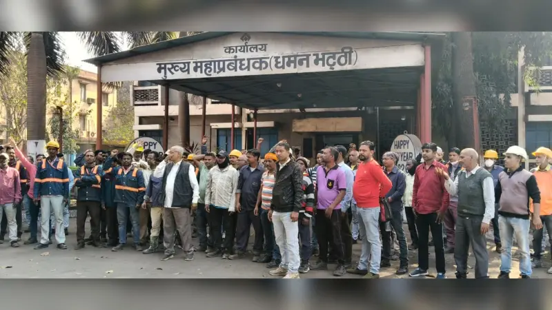Bokaro News: ठेका मजदूरों ने मुख्य महाप्रबंधक कार्यालय के सामने किया प्रदर्शन