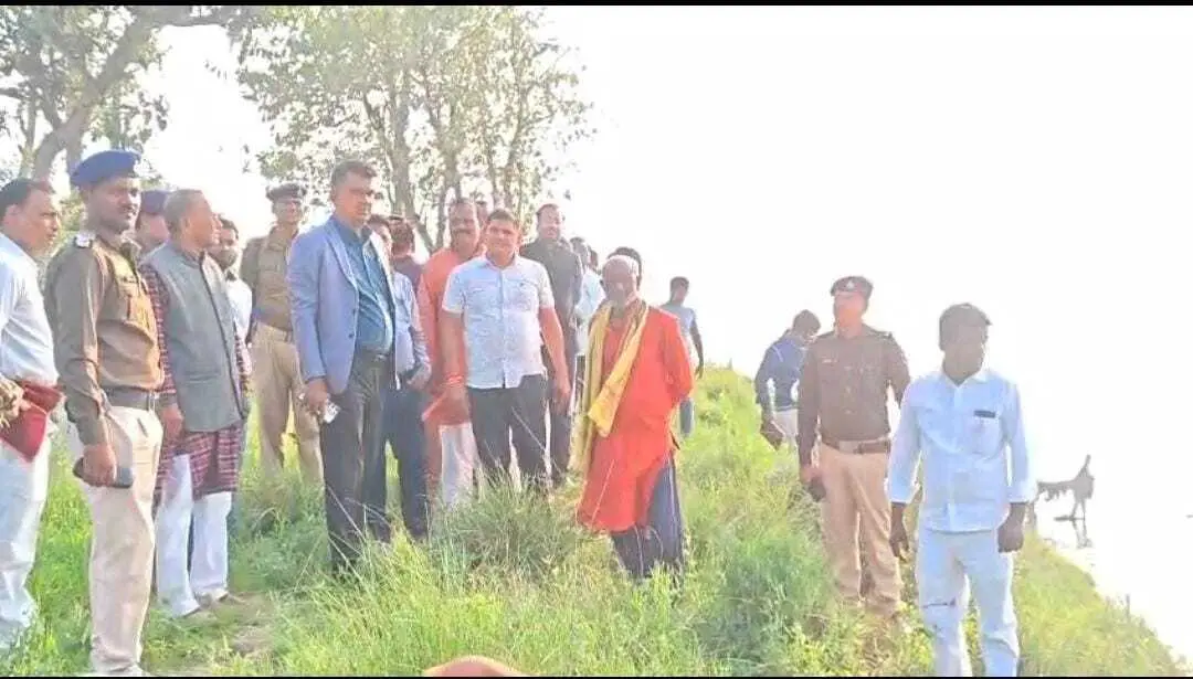 बेलदौर में हो रहे कोसी कटाव का डीएम ने लिया जायजा
