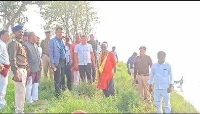 बेलदौर में हो रहे कोसी कटाव का डीएम ने लिया जायजा