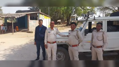 Giridih News :हाथी से बचाव के लिए लोगों को जागरूक कर रहे वन विभाग के अधिकारी