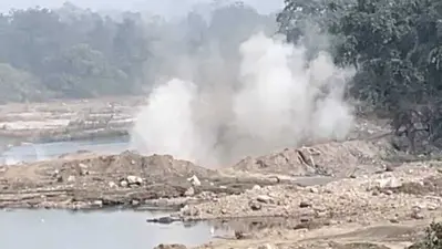 Bokaro News : कोनार नदी में धड़ल्ले से हो रहा अवैध पत्थर खनन