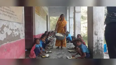 एमडीएम के तहत विद्यालय में एनजीओ से मिल रहे भोजन में गड़बड़ी