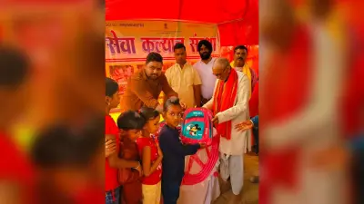 मवैया में पढ़ाई सामग्री बांटी, बच्चों के खिले चेहरे