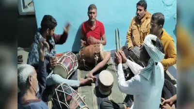 गांव के चौपाल से विलुप्त होती जा रही है फागुनी गीत की लोक परंपरा, दो दिवसीय कार्यक्रम के तरह ना हो जाये होली का त्योहार