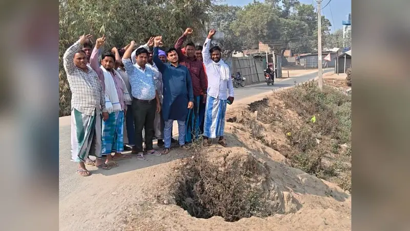 हथियादियरा में सड़क कटाव मरम्मत की मांग को ग्रामीणों ने किया प्रदर्शन