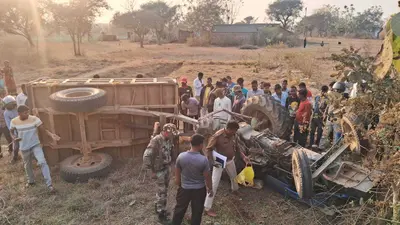 Seraikela Kharsawan News : तेज रफ्तार ट्रैक्टर सड़क से 10 फीट नीचे गिरा, चालक गंभीर
