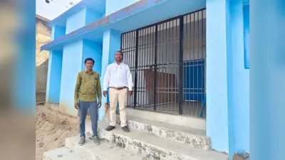 Seraikela Kharsawan News : दोपहर एक बजे कार्यालय में लटक रहा था ताला, अफसरों की अनुपस्थिति से आक्रोश