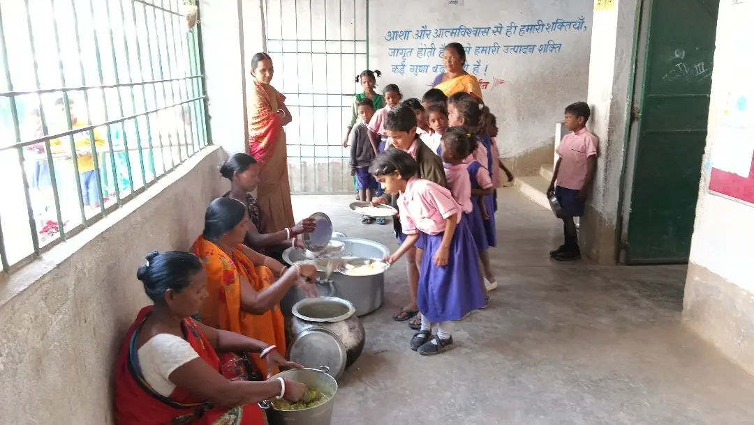 Chaibasa News : मांगों पर अड़ीं, पर बच्चों को भूखा नहीं रहने दिया