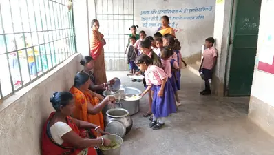 Chaibasa News : मांगों पर अड़ीं, पर बच्चों को भूखा नहीं रहने दिया