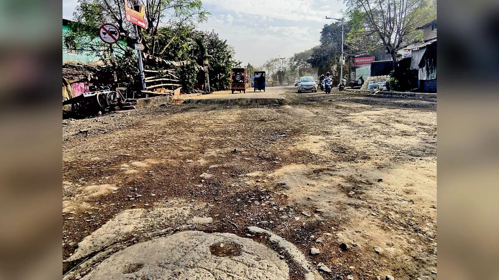 फोरशोर रोड पर धूल से लोगों का जीना हुआ दुश्वार