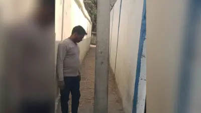 रास्ते में गड़ा बिजली पोल बना परेशानी का कारण