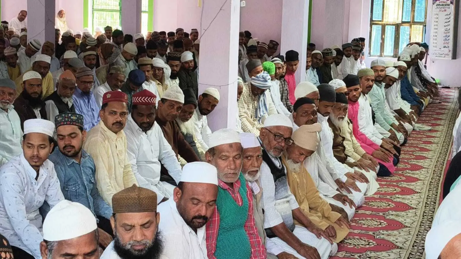 रमजान के पहले जुमे पर मस्जिदों में उमड़ा रोजेदारों का हुजूम, पढ़ी गयी नमाज