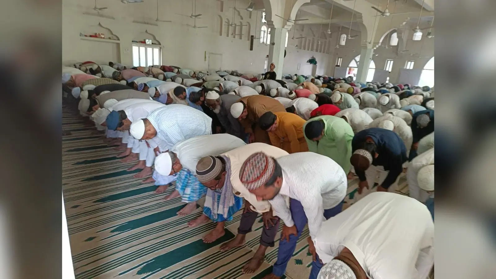 पहले जुमे को मस्जिदों में उमड़ी रोजेदारों की भीड़